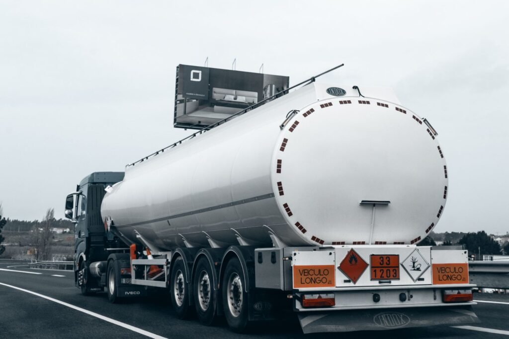 Camión cisterna de combustible visto desde atrás en una autopista