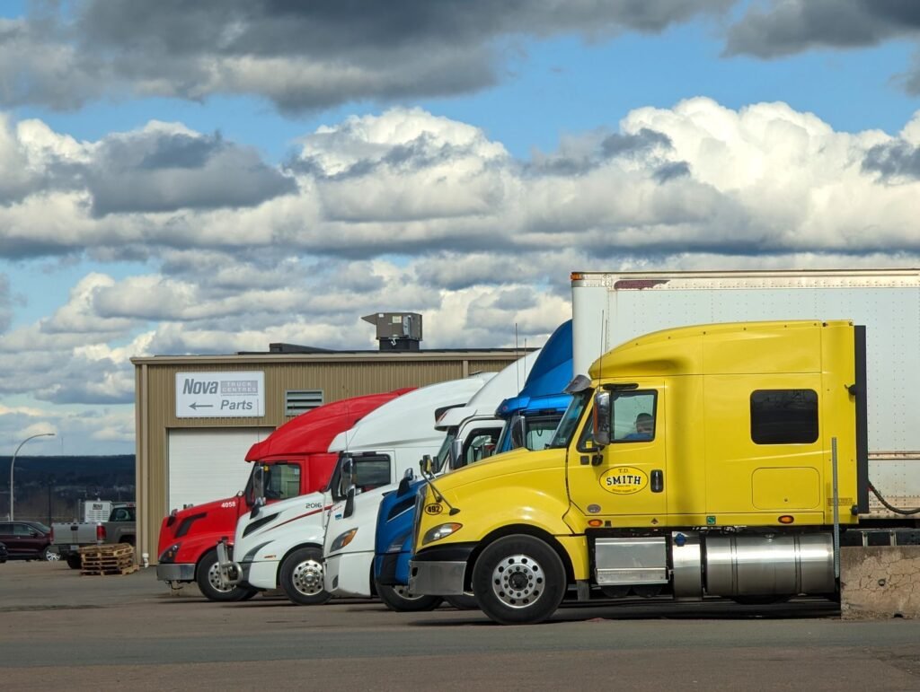 Varios camiones estacionados frente a un almacén de distribución