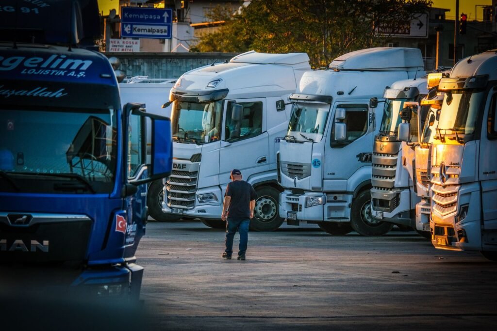 Fila de camiones estacionados en una zona industrial al atardecer